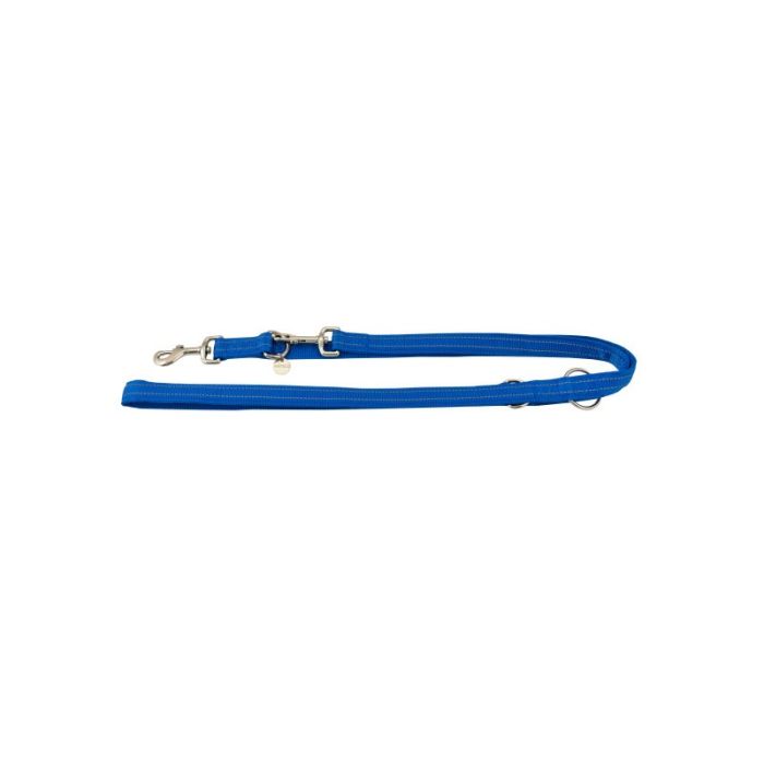 Correa de adiestramiento multiposición Nayeco en nylon azul vibrante con hilo reflectante de 25 milímetros por 2 metros extendida, mostrando el doble mosquetón y las anillas metálicas de ajuste y el sutil destello reflectante