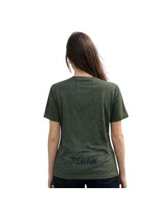 Vista trasera de la camiseta técnica verde oliva para mujer X-OTIK PocketRebell+ mostrando las costuras del bolsillo integrado trasero y logotipo inferior.
