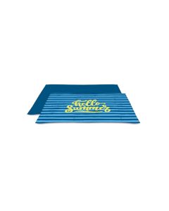 Vista frontal de la colchoneta refrescante Nayeco Cool Pad Hello Summer con diseño de rayas azules y texto amarillo, reversible con cara lisa azul marino