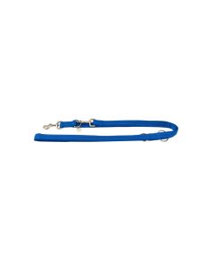 Correa de adiestramiento multiposición Nayeco en nylon azul vibrante con hilo reflectante de 25 milímetros por 2 metros extendida, mostrando el doble mosquetón y las anillas metálicas de ajuste y el sutil destello reflectante