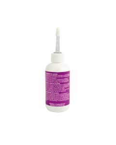 Frasco blanco de limpiador auricular KW de 100ml con cánula de precisión sobre fondo blanco