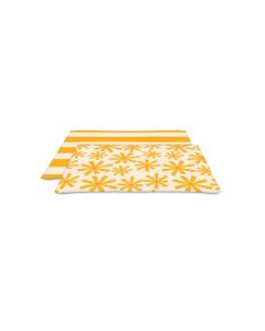 Colchoneta refrescante Nayeco Cool Pad con estampado de flores amarillas y reverso de rayas sobre fondo blanco