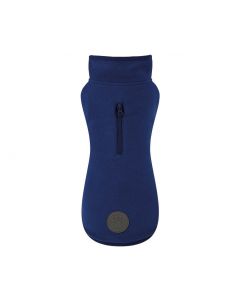 Forro polar liso de color azul marino para perro, con cuello alto, cremallera para arnés en la espalda y parche reflectante de huella en la parte inferior.