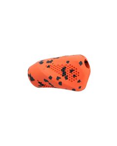 Juguete rellenable Non-stop dogwear Dog throw toy, color naranja, sujeto en una mano para mostrar su tamaño y textura.