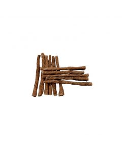 Rollitos de vejiga de búfalo deshidratada crujientes para perros sobre fondo blanco.