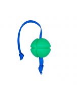 Primer plano de la pelota de caucho natural verde petKORE FloTek mostrando las ranuras de aire patentadas y la correa azul anudada