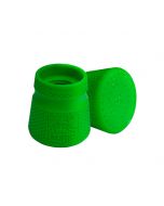 Ducha portátil de silicona verde Kurgo Mud Dog Travel Shower acoplada a una botella de agua para limpiar a un perro.