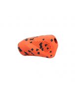 Juguete rellenable Non-stop dogwear Dog throw toy, color naranja, sujeto en una mano para mostrar su tamaño y textura.