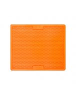 Perro lamiendo alfombra LickiMat Soother XL naranja con yogur, enriquecimiento antiestrés.