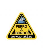 Pegatina para coche triangular de Zona K9 con el texto "Perro a Bordo" en amarillo y negro.