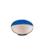 Pelota de juguete para perro Ibañez con forma de rugby, en color azul y blanco, diseñada para flotar en el agua.