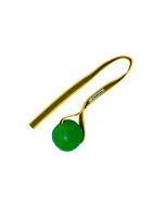 Pelota Starmark Gripcord Chew verde con cuerda amarilla y negra estirada sobre fondo blanco