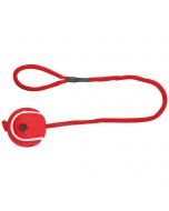 Pelota de tenis roja con cuerda larga y asa de mano para perros de la marca Trixie sobre fondo blanco.