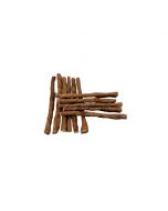 Rollitos de vejiga de búfalo deshidratada crujientes para perros sobre fondo blanco.