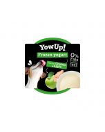 Helado de yogur para perros YowUp sabor pollo y manzana en su envase junto a un perro lamiéndose, una manzana verde y trozos de pollo.