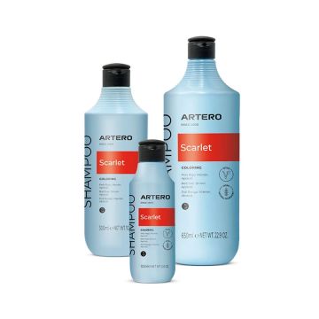 Botes de champú Artero Scarlet en formatos 100ml 300ml y 650ml con etiqueta roja sobre envase celeste