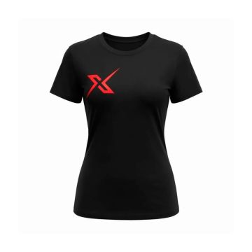 Vista frontal de la camiseta técnica negra X-OTIK PocketRebell+ para mujer, con logotipo rojo en el pecho.