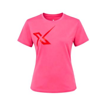 Vista frontal de la camiseta de adiestramiento X-OTIK PocketRebell+ rosa chicle para mujer con logo rojo
