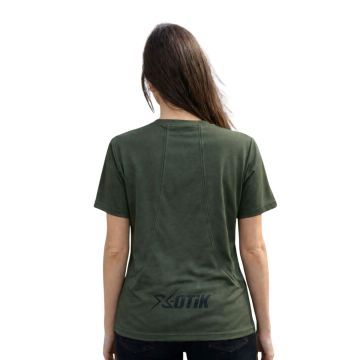 Vista trasera de la camiseta técnica verde oliva para mujer X-OTIK PocketRebell+ mostrando las costuras del bolsillo integrado trasero y logotipo inferior.