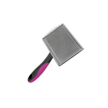 Carda suave profesional marca Ibáñez con mango ergonómico morado y negro, ideal para desenredar y eliminar el pelo muerto de perros y gatos sin dañar la piel.