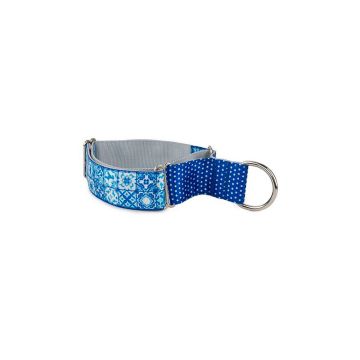 Collar Martingale para galgo y podenco con estampado de mosaico de azulejos en tonos azules y lunares blancos.