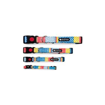 Cuatro tamaños del collar para perro Ibáñez modelo Fantasy Geo con estampado geométrico en azul, rojo y amarillo.