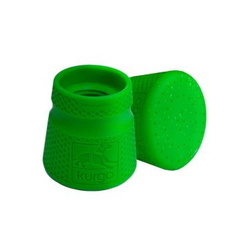 Ducha portátil de silicona verde Kurgo Mud Dog Travel Shower acoplada a una botella de agua para limpiar a un perro.