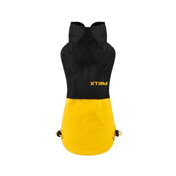 Chubasquero o impermeable para perro Nayeco XTRM de color negro en la parte superior y amarillo de alta visibilidad en la parte inferior, con bolsillo y ajustes.