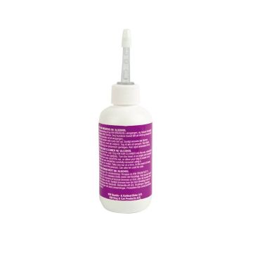 Frasco blanco de limpiador auricular KW de 100ml con cánula de precisión sobre fondo blanco