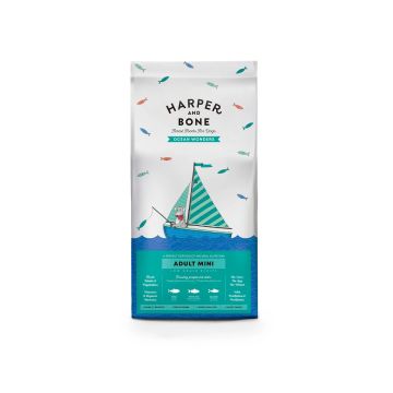 Bolsa de pienso para perros de raza pequeña Harper & Bone Adult Mini Ocean Wonders con una ilustración de un perro en un velero.