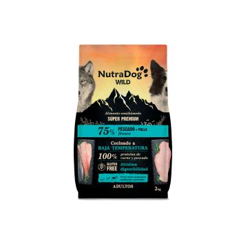 Saco de alimento semihúmedo NutraDog Wild 75% pescado y pollo fresco con imagen de lobo y border collie.