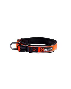 Collar para perro acolchado naranja marca Non-stop dogwear modelo Roam con cierre de seguridad y bandas reflectantes sobre fondo blanco