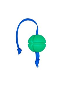 Primer plano de la pelota de caucho natural verde petKORE FloTek mostrando las ranuras de aire patentadas y la correa azul anudada