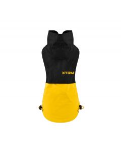 Chubasquero o impermeable para perro Nayeco XTRM de color negro en la parte superior y amarillo de alta visibilidad en la parte inferior, con bolsillo y ajustes.