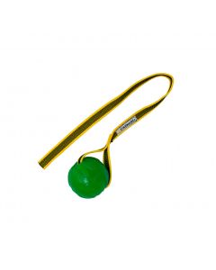 Pelota Starmark Gripcord Chew verde con cuerda amarilla y negra estirada sobre fondo blanco