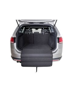 Protector de parachoques Trixie color negro, desplegado sobre la defensa de un coche familiar gris para protegerlo mientras sube un perro al maletero.