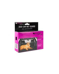 Red separadora de seguridad Ibáñez instalada entre el maletero y los asientos traseros de un coche para transportar a un perro de forma segura.